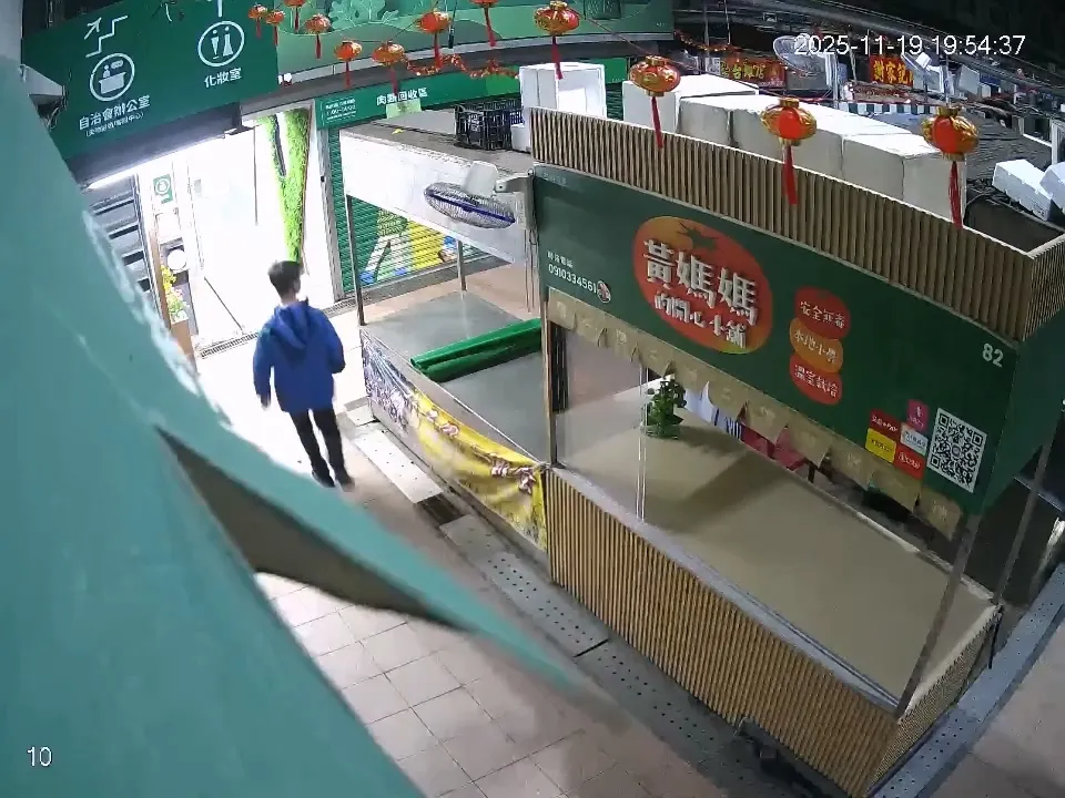 男子潜入女厕时还东张西望。翻摄「竹南镇第二公有零售市场」脸书
