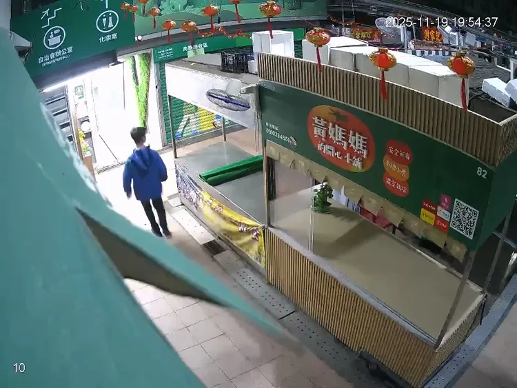 男子潛入女廁時還東張西望。翻攝「竹南鎮第二公有零售市場」臉書