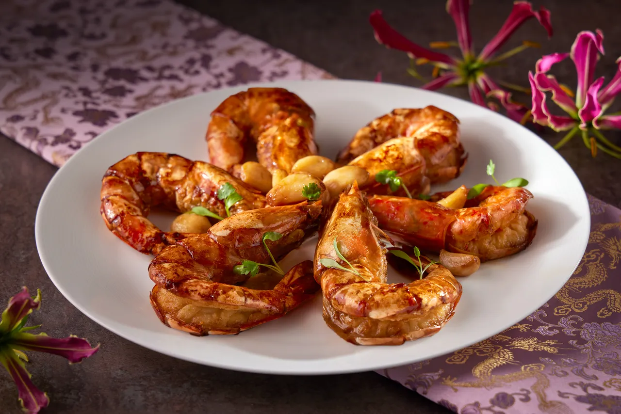 新菜「头抽煎焗虎虾」。台北喜来登提供