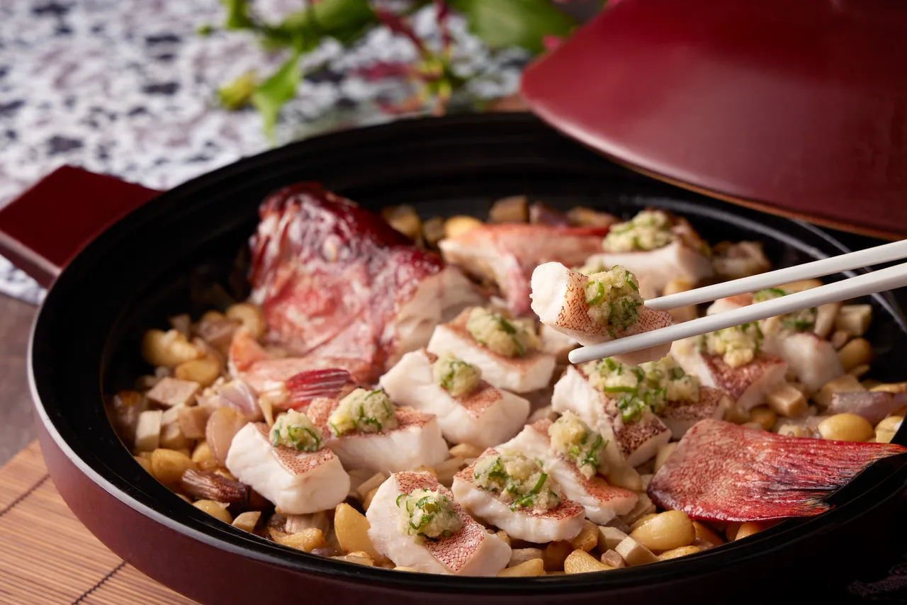 台北喜来登辰园伍志杰主厨新菜「堂啫海盐姜茸焗海星斑」。台北喜来登提供