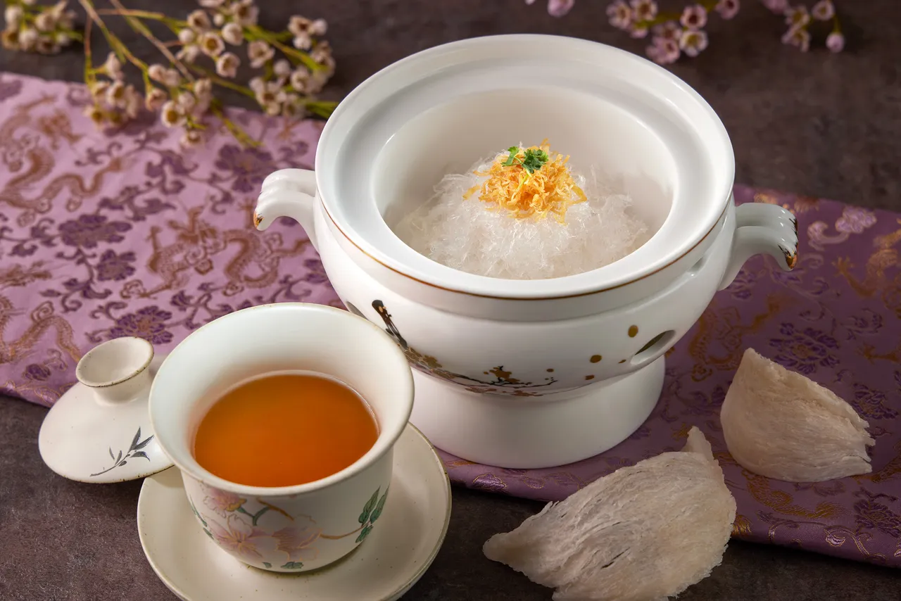 新菜「瑶柱煎官燕佐顶上汤」。台北喜来登提供