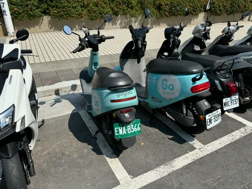 北市共享機車破萬輛！全卡路邊格　議員揭業者無視評鑑、照樣增車