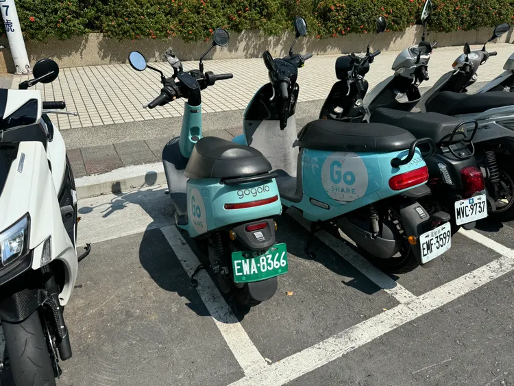 台北市共享机车数量破万辆，路边车格一位难求，民众怨声载道。示意图，非当事业者／壹苹新闻网摄