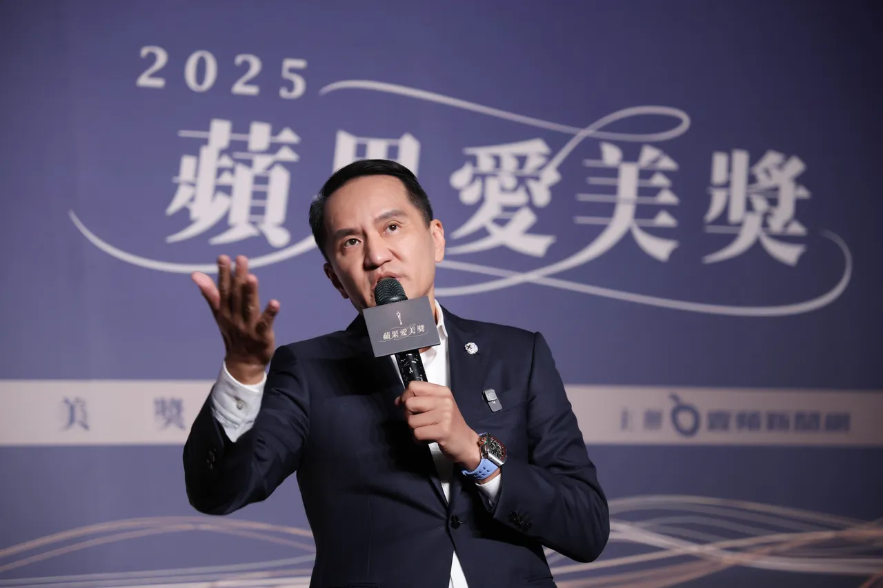 常如山发表得奖感言时表示「最开心的事就是手心向下」。摄影中心摄