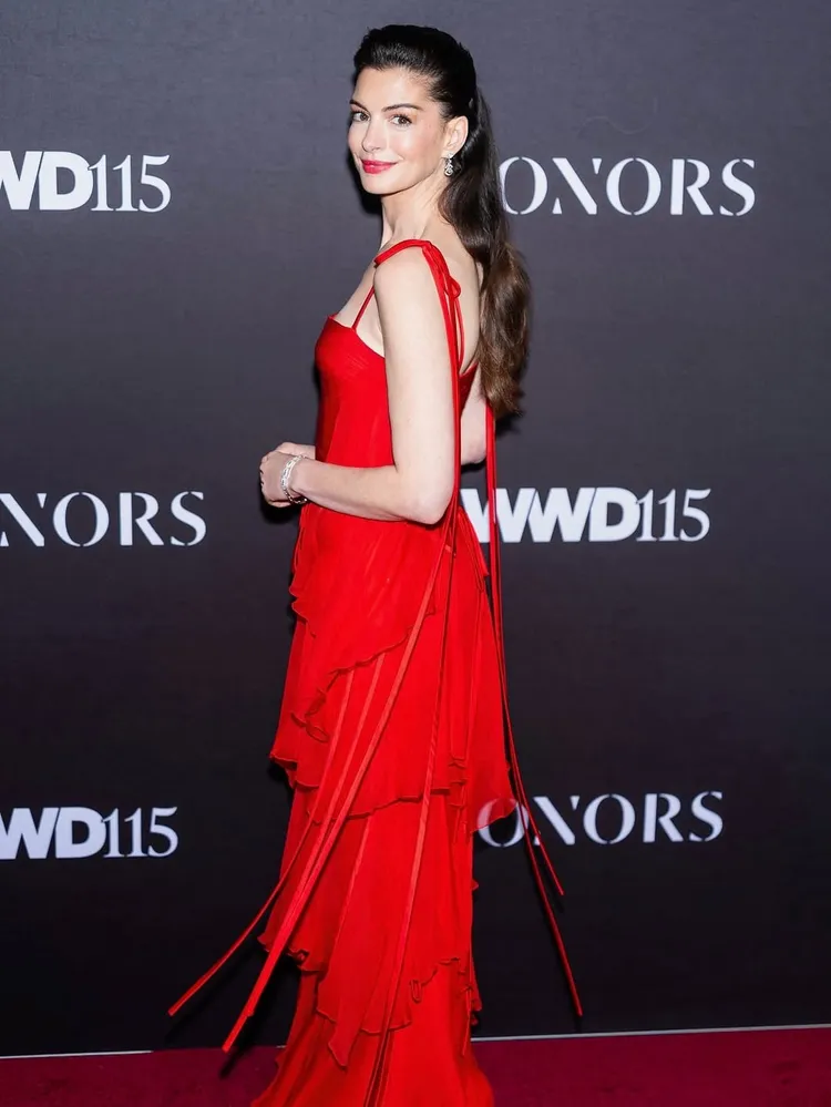 服裝運用層疊雪紡、蝴蝶結元素呈現飄逸柔美氛圍。翻攝安海瑟薇IG