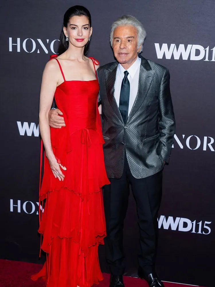 安海瑟薇（左）親手將「終身成就獎」頒給Giancarlo Giammetti（右）。翻攝安海瑟薇IG