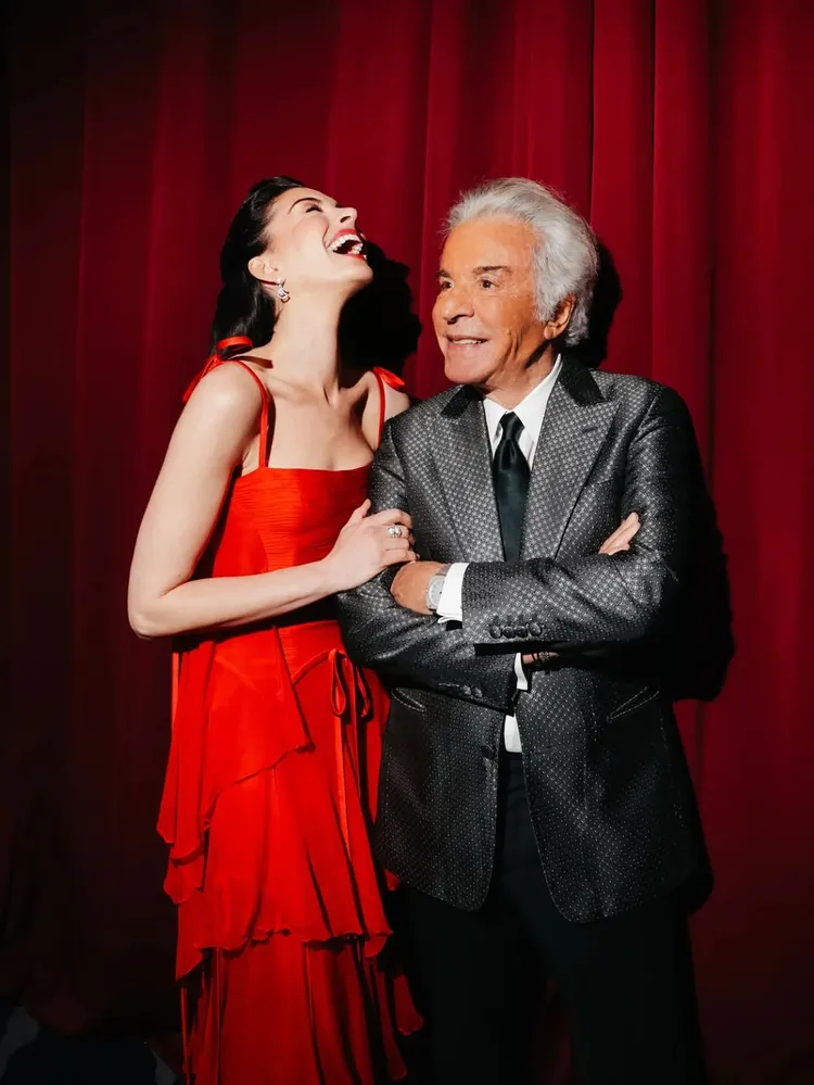 安海瑟薇（左）展現與Valentino聯合創始人Giancarlo Giammetti（右）的好交情。翻攝安海瑟薇IG