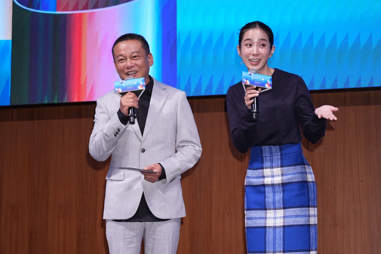 李康生（左）与温贞菱一同揭奖。彭欣伟摄