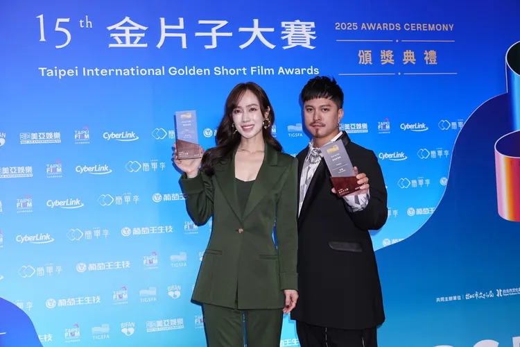 小薰（左）以《五花肉》夺下最佳女演员，黄远凭《Rungay》拿下最佳男演员。彭欣伟摄