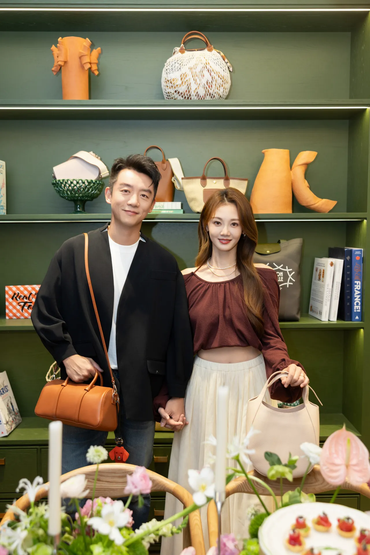 郑恺（左）与老婆苗苗（右）出席上海珑骧之家揭幕活动。品牌提供