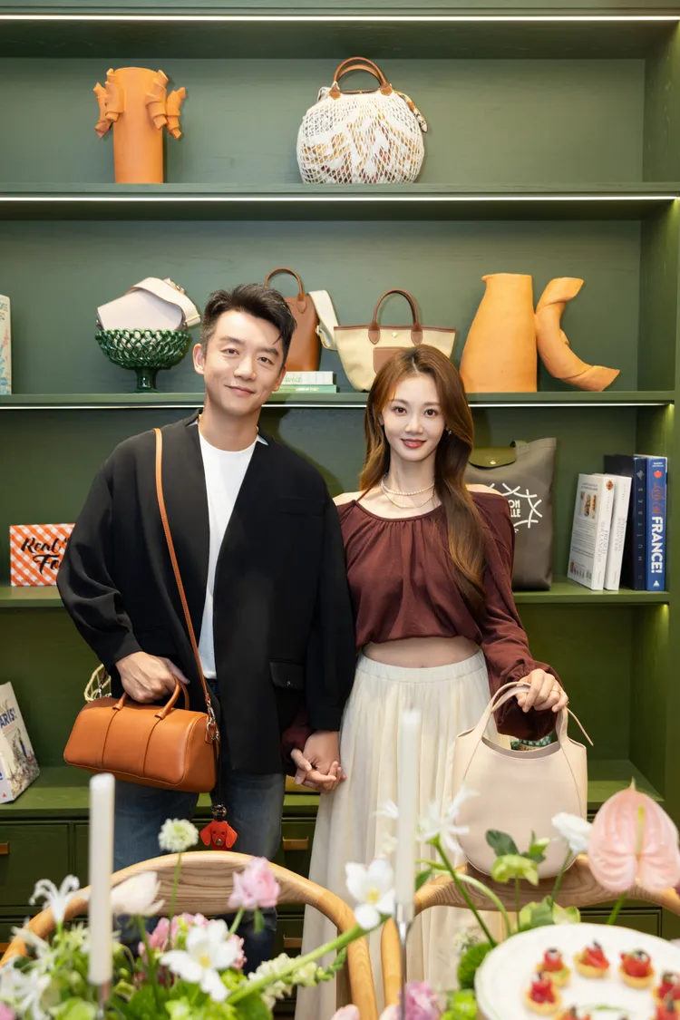 鄭愷（左）與老婆苗苗（右）出席上海瓏驤之家揭幕活動。品牌提供