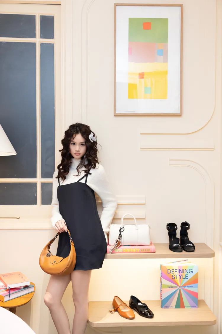 年僅15歲的Cayla已經遺傳到媽媽的貌美基因。品牌提供