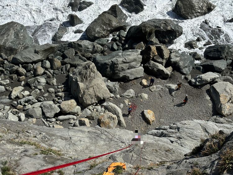 16人象鼻隧道戲水　1女遭浪捲走！黑鷹救出已無生命跡象