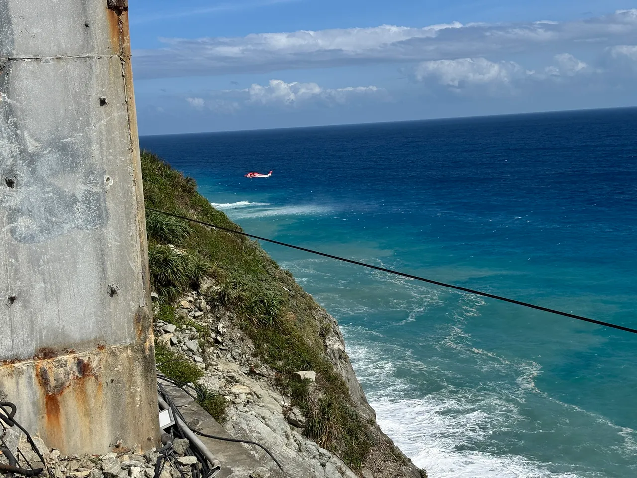 空勤直升机吊挂救起溺水民众。消防局提供