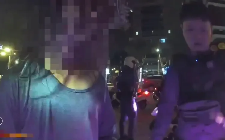 蓬頭垢面的街友(左一)穿著短褲拖鞋在大街上跟蹤女生，令路人看了擔心受怕，警方強制將他帶回並送醫。翻攝畫面