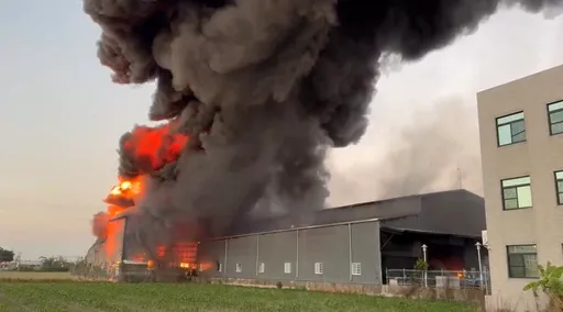 台南安定工厂大火    浓密黑烟猛窜吓坏人