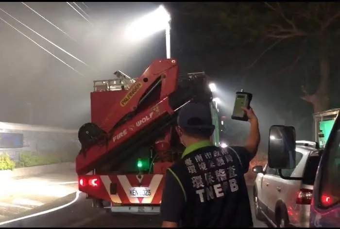 南市环保局派员到场检测空气品质。南市府提供