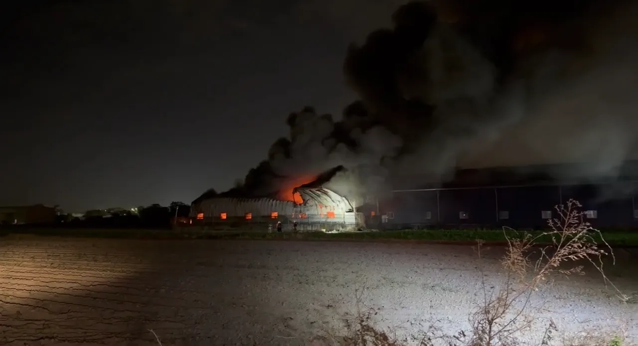 火势在晚间6时许控制，但仍不断冒出浓密黑烟。民众提供