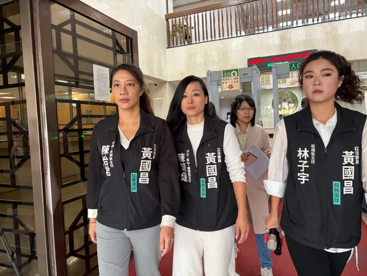 民众党立委黄国昌各办公室主任陈怡君(左)、陈语倢(中)、林子宇(右)等人到北检告发民进党新潮流大老洪奇昌涉伪造文书、资安院前院长何全德涉图利。张钦摄