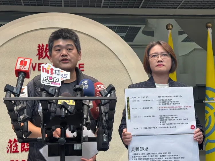 受虐特教生家长（左）因不满蒋万安于议会的回应态度，愤而在林延凤的陪同下出面受访。张彩茜摄