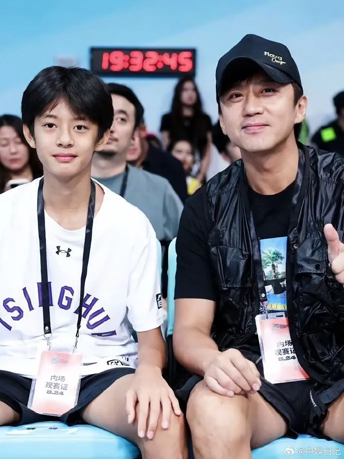 孙俪和邓超儿子等等已长成帅气少年。翻摄中娱日记微博