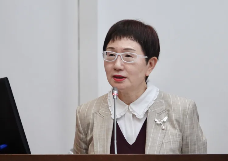 财政部长庄翠云今表示，财政部透过建立合理税制，强化租税移转效果，协助照顾弱势，缩小所得差距。庄宗达摄