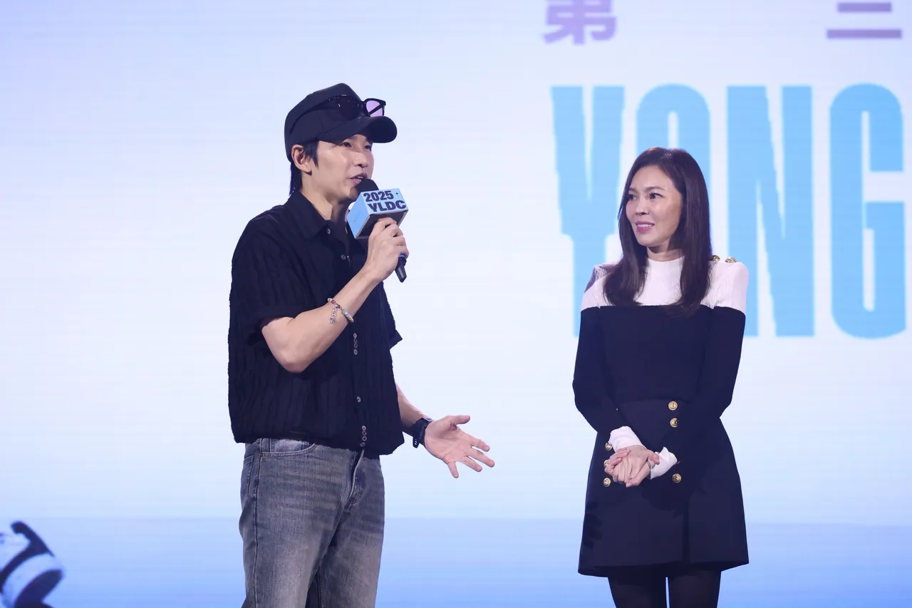 曾馨莹（右）与Energy牛奶。庄宗达摄