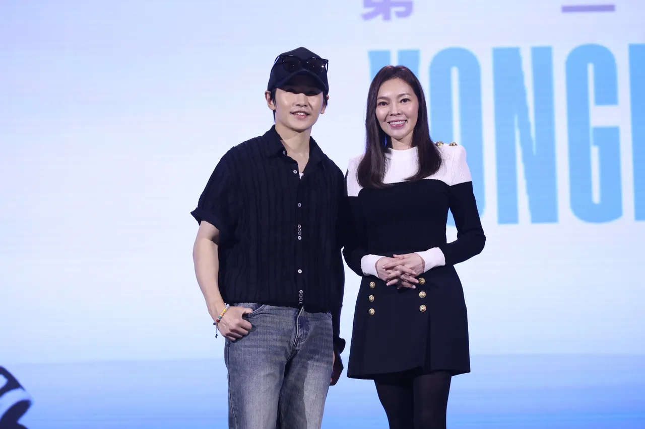 曾馨莹（右）与Energy牛奶。庄宗达摄