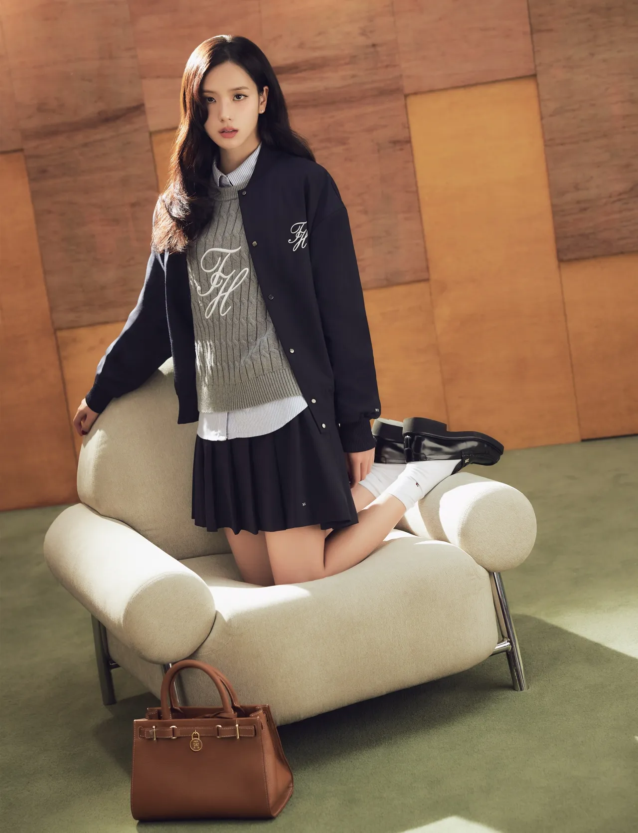 Jisoo换上海军蓝夹克、百褶裙，化身超俏丽的校园女神。品牌提供