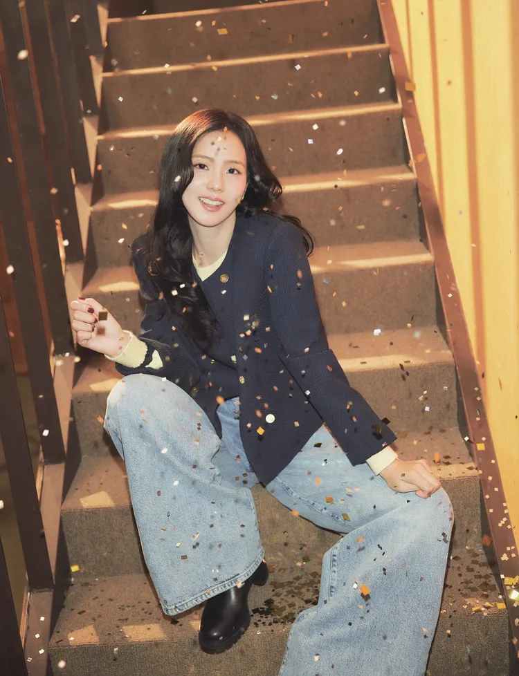 Jisoo完美詮釋迎接節慶的活力與歡快樣貌。品牌提供