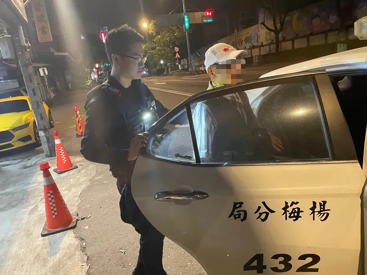 警員把老翁載回派出所。楊梅警分局提供
