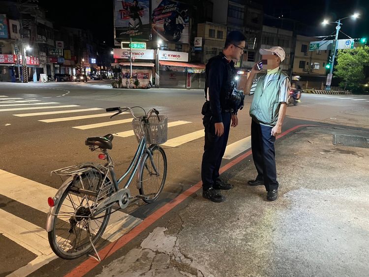 8旬翁迷途50公里！從中和騎腳踏車到楊梅　警方暖心協助返家