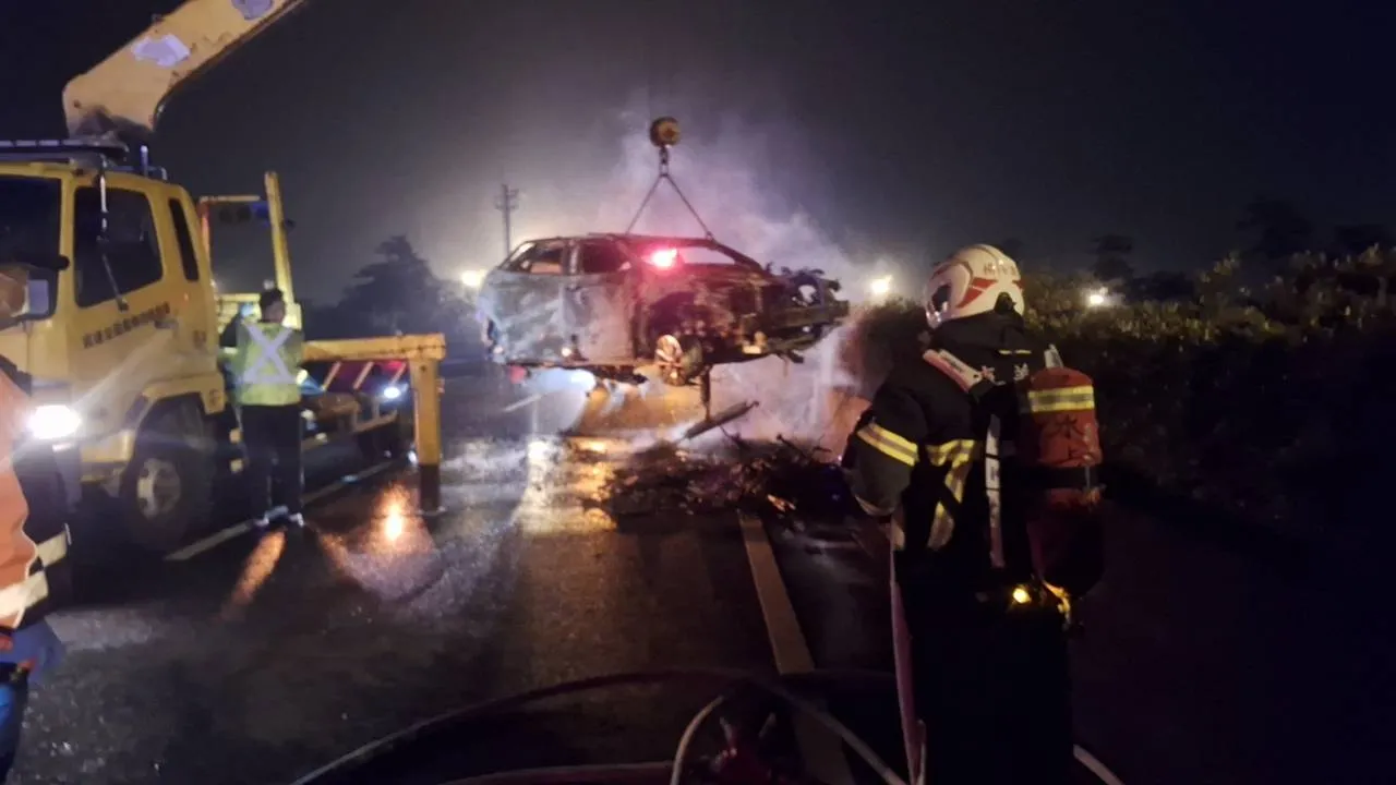 骑士误闯国道，对撞汽车引起火烧车，骑士摔落车道重创死亡。翻摄画面