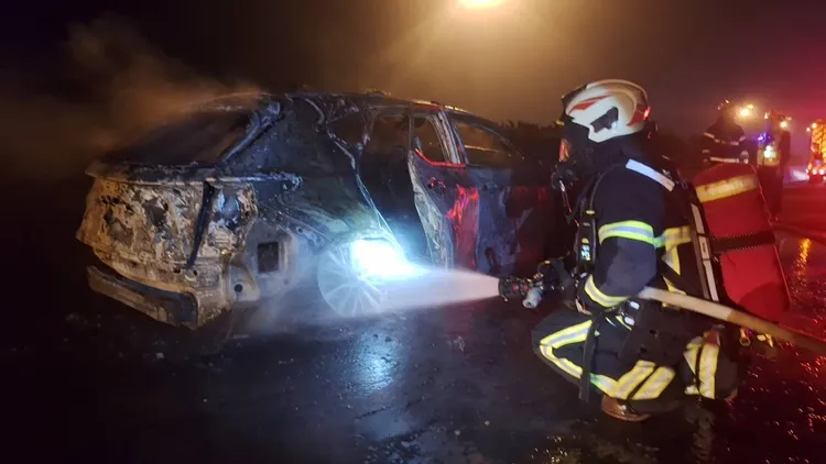 骑士误闯国道，对撞汽车引起火烧车，骑士摔落车道重创死亡。翻摄画面