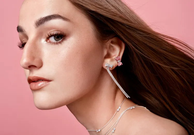 新作將蝴蝶展翼形象，以及象徵思念的緞帶元素融入設計。品牌提供