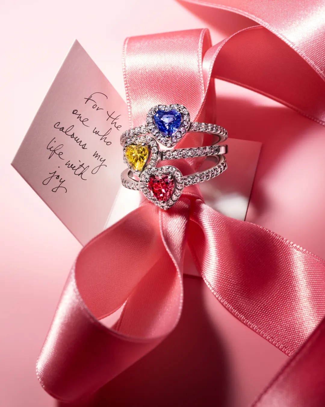 璀璨锆石与彩色宝石的搭配交织出冬日浪漫。品牌提供