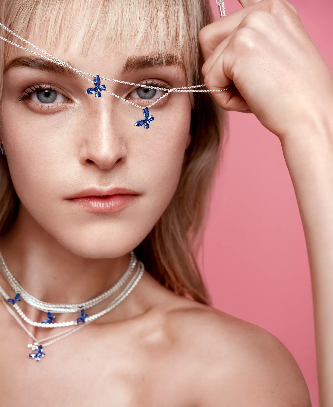 以925银项链搭配翩然起舞的蝴蝶吊坠，镶嵌蓝色榄尖形切割与梨形人造水晶增添华丽视觉。品牌提供