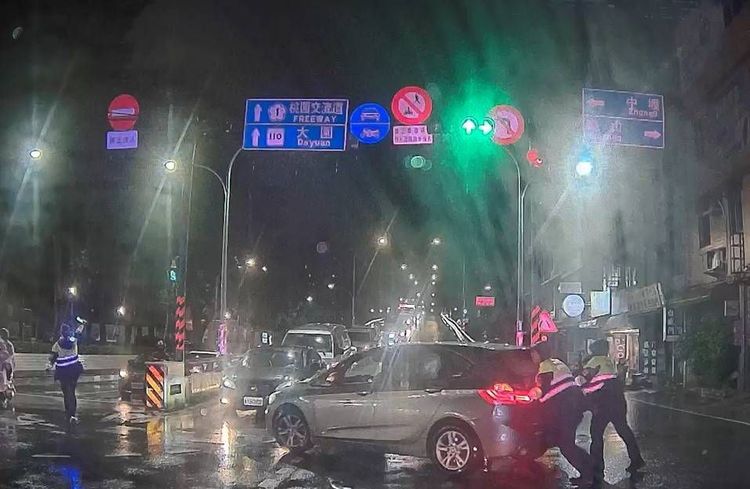 小客車拋錨卡路橋動彈不得 桃警施援手協助排除