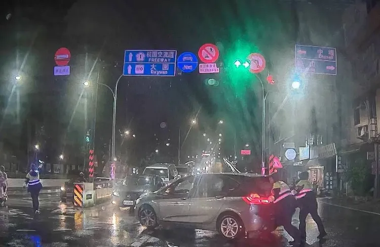 警员合力推车。桃园警分局提供