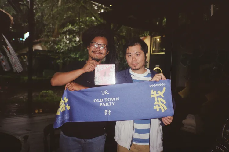 客語歌王黃子軒（右）與印尼音樂家Rizal Hadi。內山小文化提供