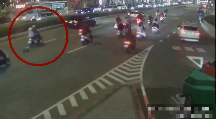 杨元庆在儿子回家途中，脚踏垫的黑色背包掉落，内部放置小孩搜集已久的宝可梦卡牌组，找寻了4天终于物归原主。翻摄画面