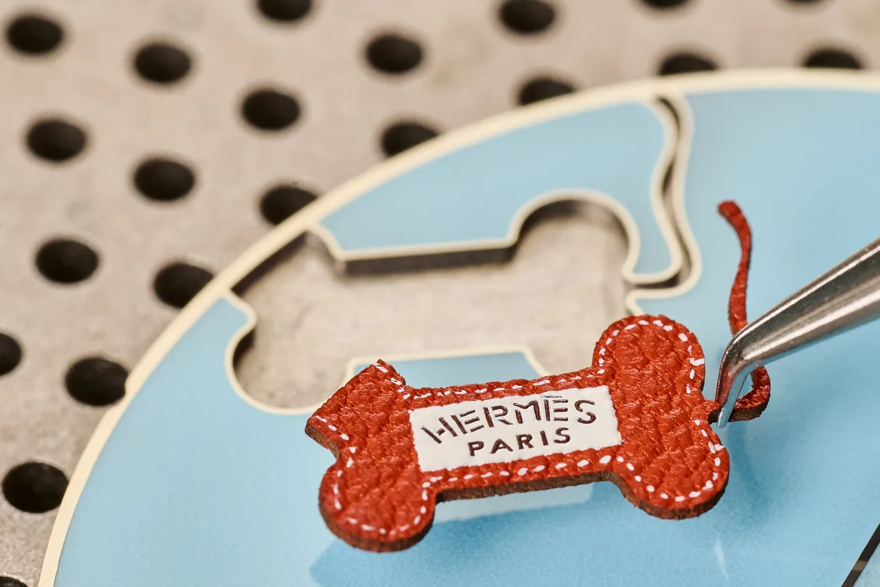 三款腕表的中心皆点缀一枚皮革小骨头。品牌提供