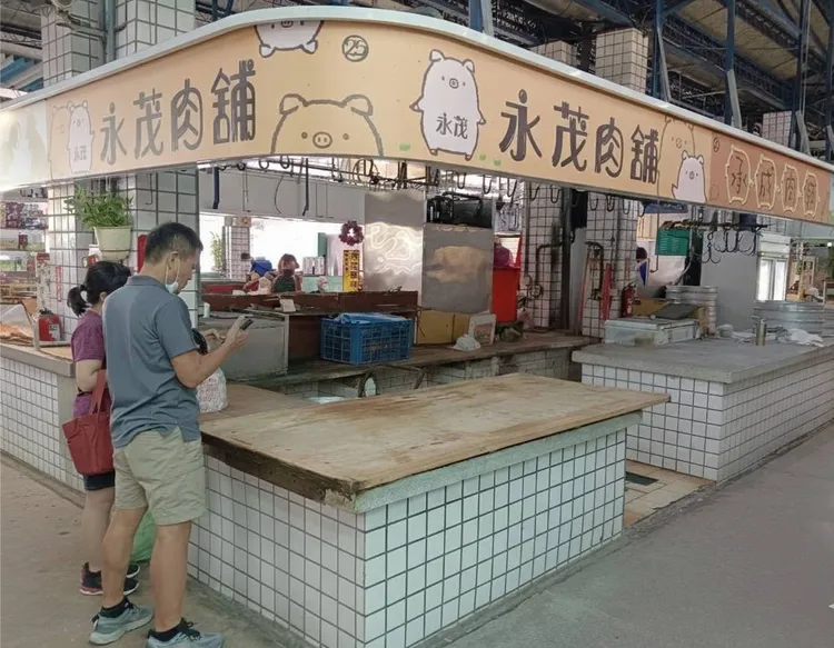 非洲豬瘟禁宰期間，生鮮豬肉攤暫停營業。圖為鴨母寮市場　翻攝畫面