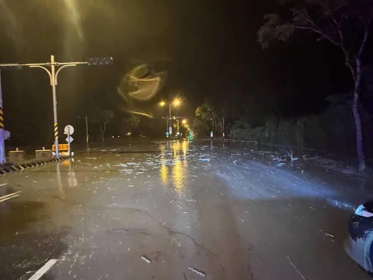 馬太鞍溪水暴漲泥流灌入台九線231K處附近村落。警方提供