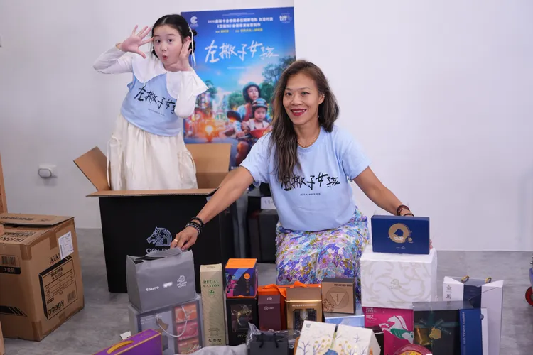 葉子綺和導演鄒時擎開箱金馬入圍禮包。彭欣偉攝