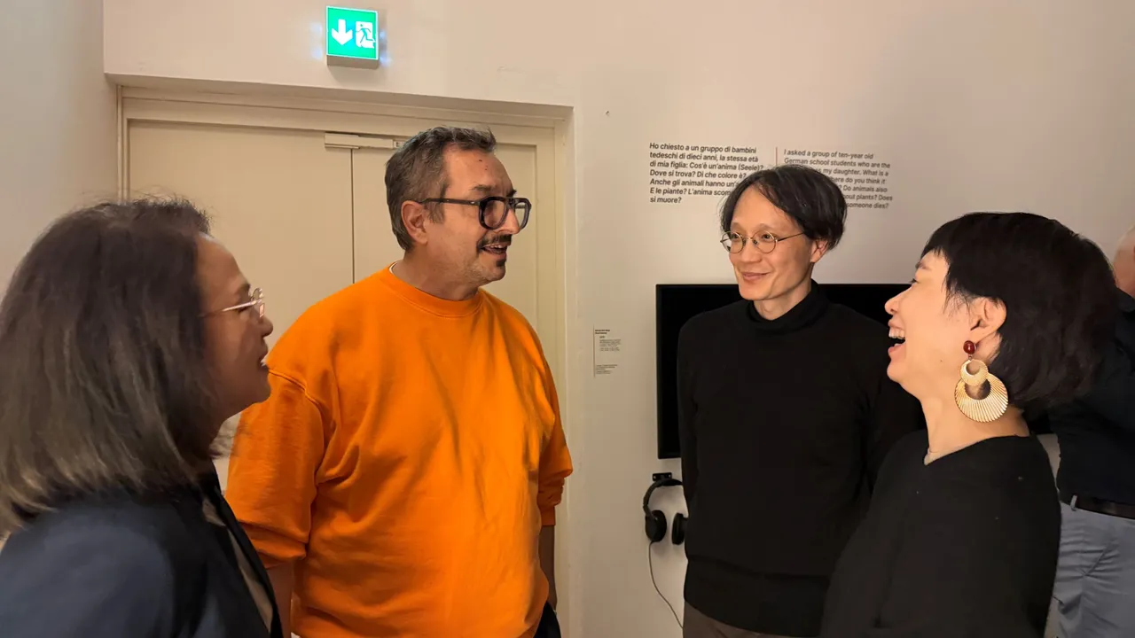 杜林东方艺术博物馆长乐大豆（左2）欢迎策展人周安曼（右1）及艺术家林其蔚（右2）。驻义大利文化组提供