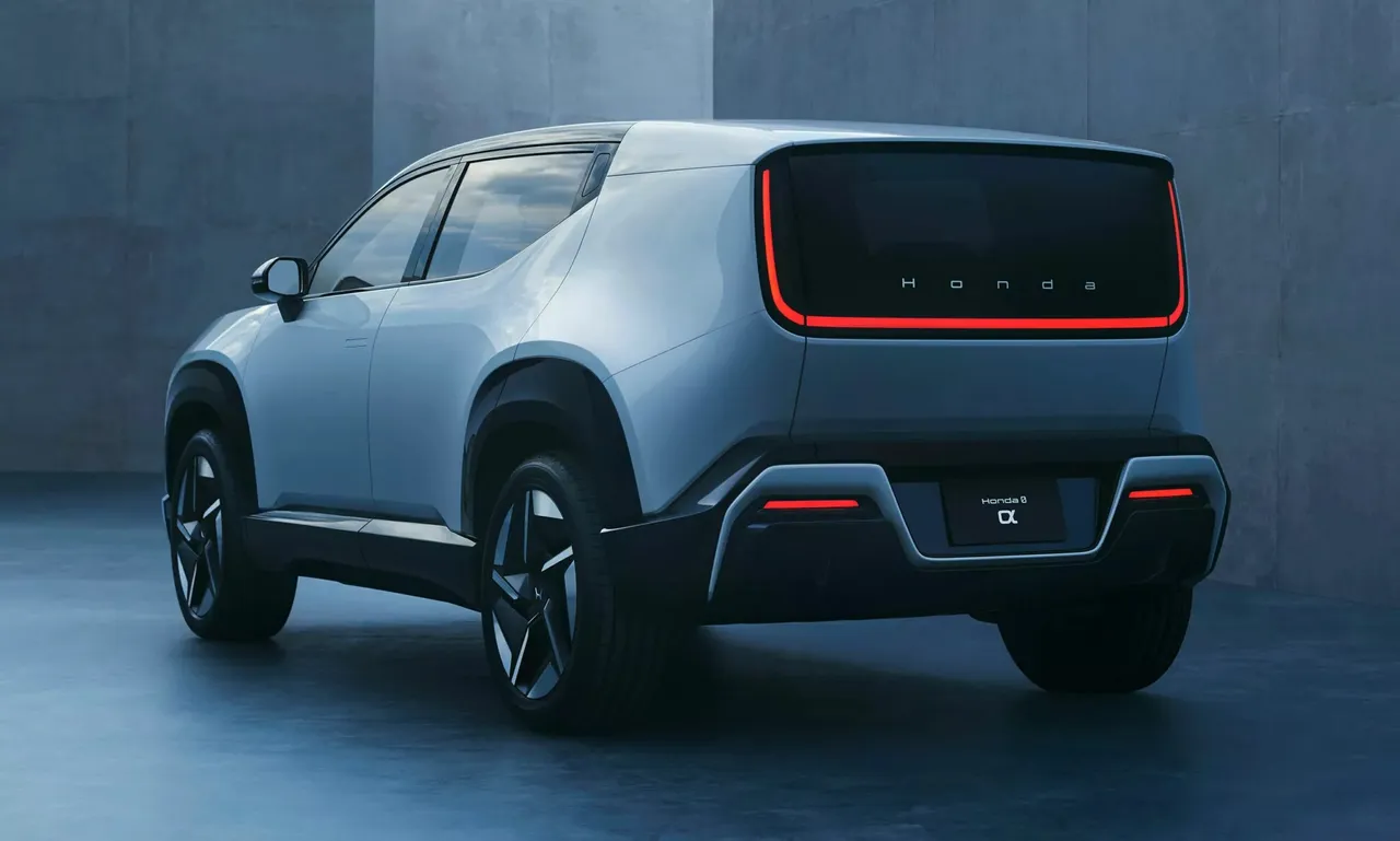 0 α外观上可以看出不少来自0 SUV的设计语汇,但比例更短、更圆润。原厂照片