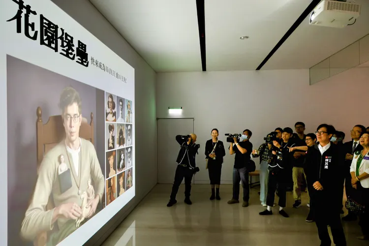 高雄市长陈其迈亲自体验由研华AIR-420驱动的AI互动活动，现场即时生成市长的专属艺术形象。研华提供