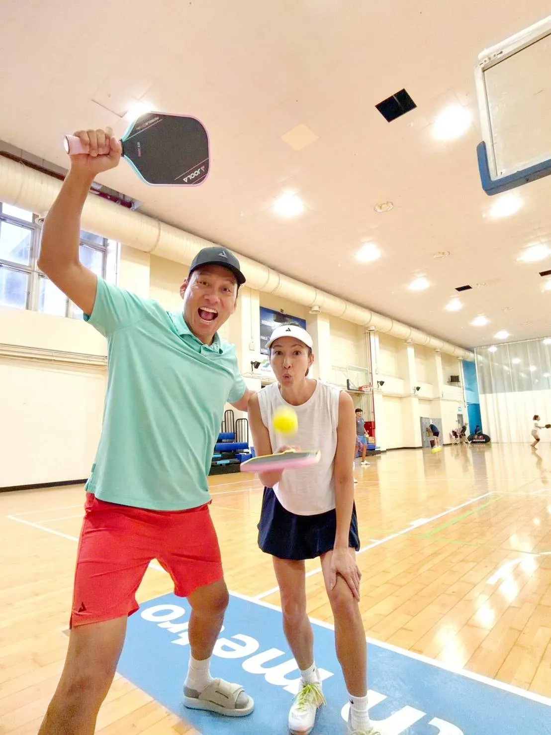 艾力克斯（左）、李詠嫻最近都迷上打匹克球。艾迪昇提供