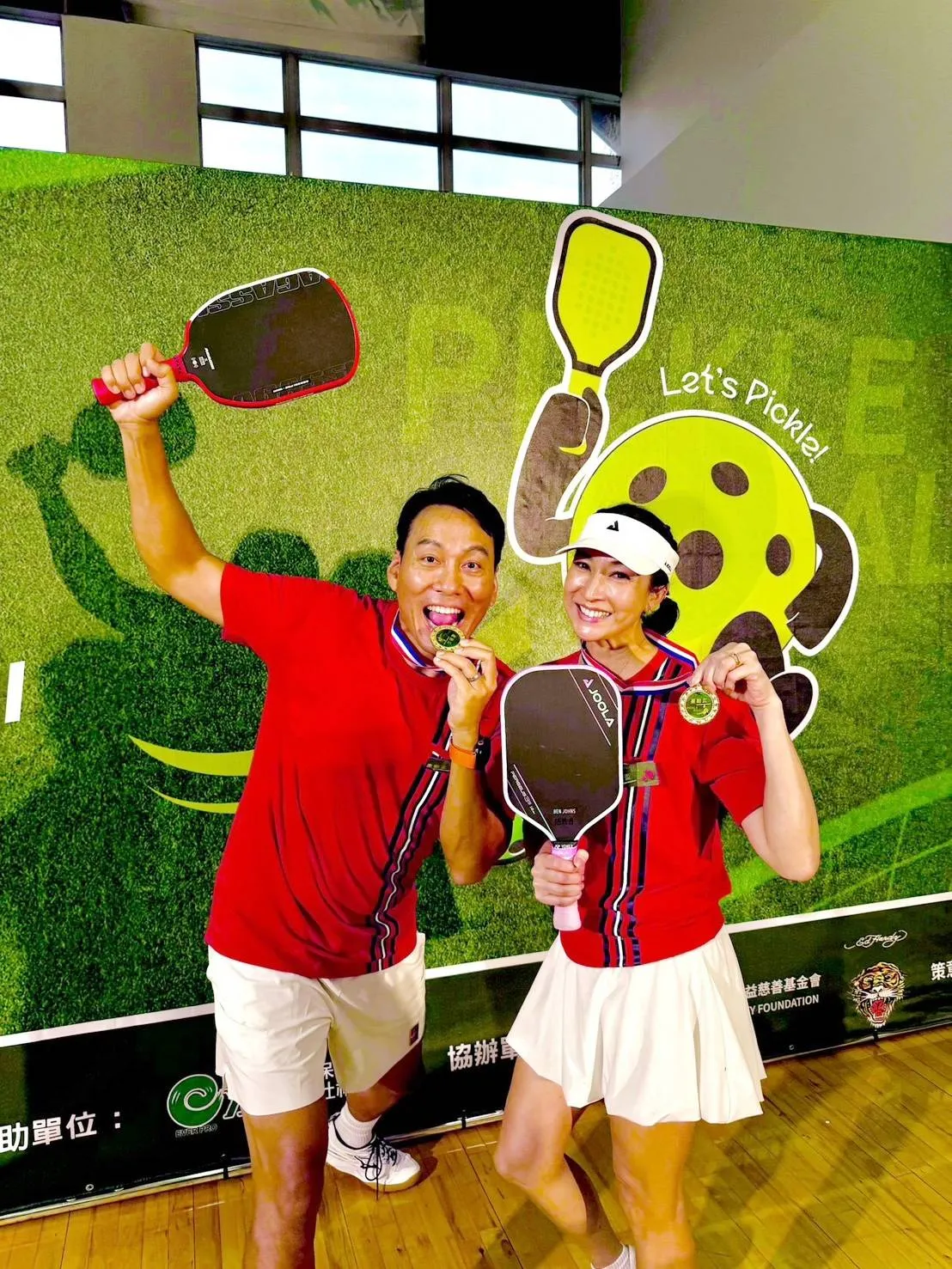 艾力克斯（左）、李詠嫻最後贏了，拿到獎牌。艾迪昇提供